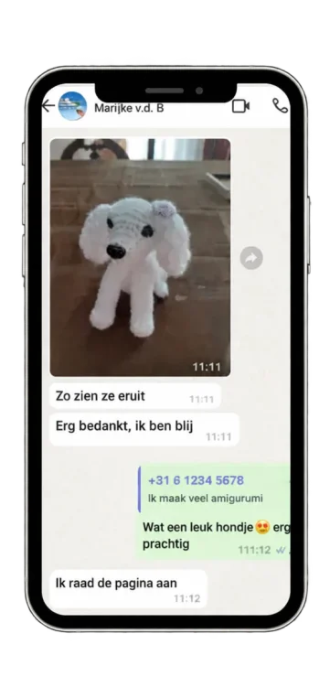 Review van Julia die haar amigurumi hondje toont